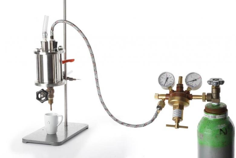 Prototyp von 1975, den Éric Favre erstellt hat, um die Richtigkeit der Formel Schaum = Luft + Wasser + Kaffeeöl zu beweisen. Der Prototyp wurde 2016 dem Museum Nest von Nestlé übergeben.