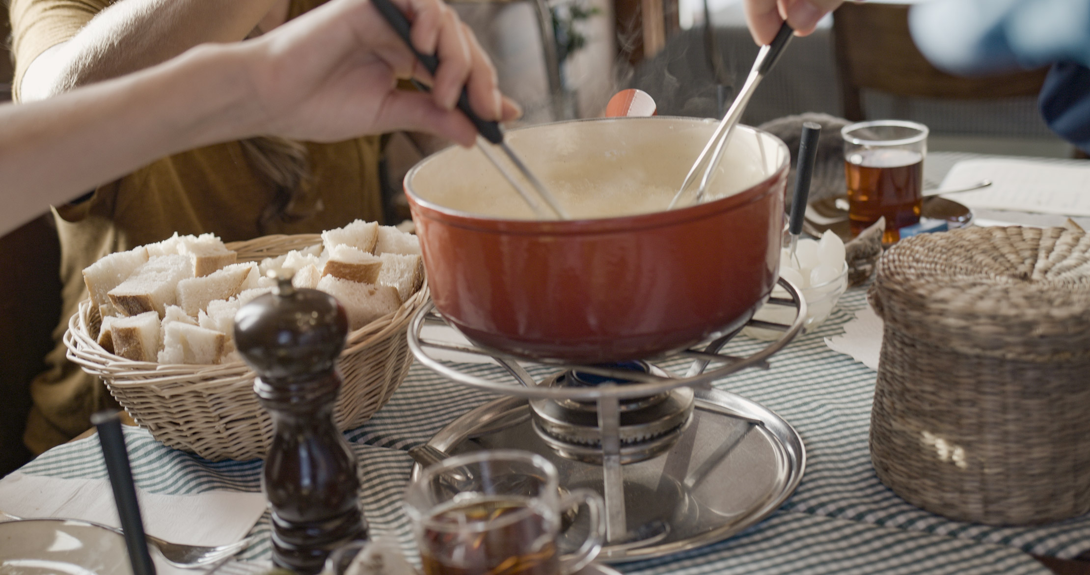 La fonduta: il piatto conviviale svizzero per eccellenza