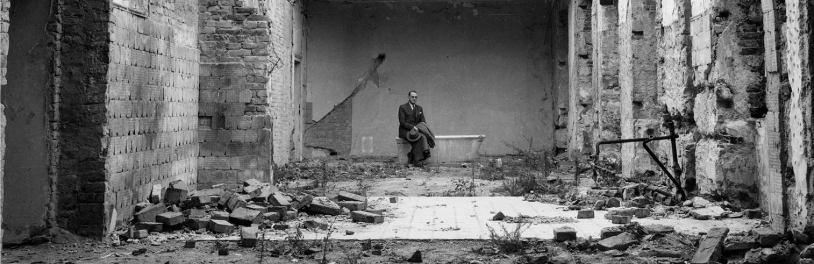 Carl Lutz in the inner courtyard of the destroyed British legation © Archives of Contemporary History, ETH Zurich / Agnes Hirschi