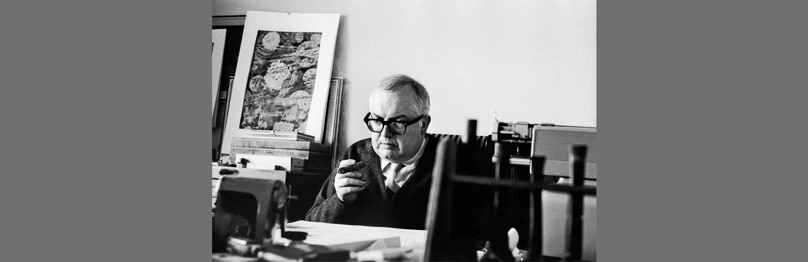 Friedrich Dürrenmatt an seinem Schreibtisch in Neuchâtel, um 1960. Foto: Monique Jacot.