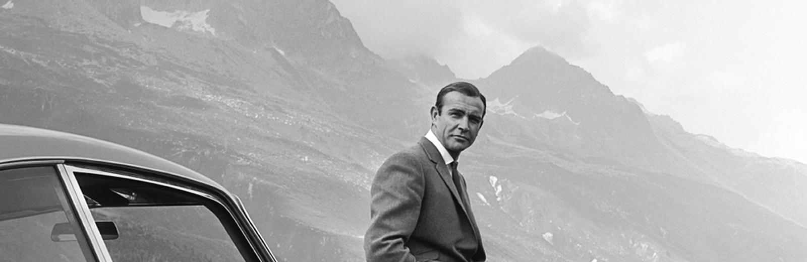 En attendant Goldfinger, James Bond, alias 007, pose sur le col de la Furka devant son Austin Martin DB5. 