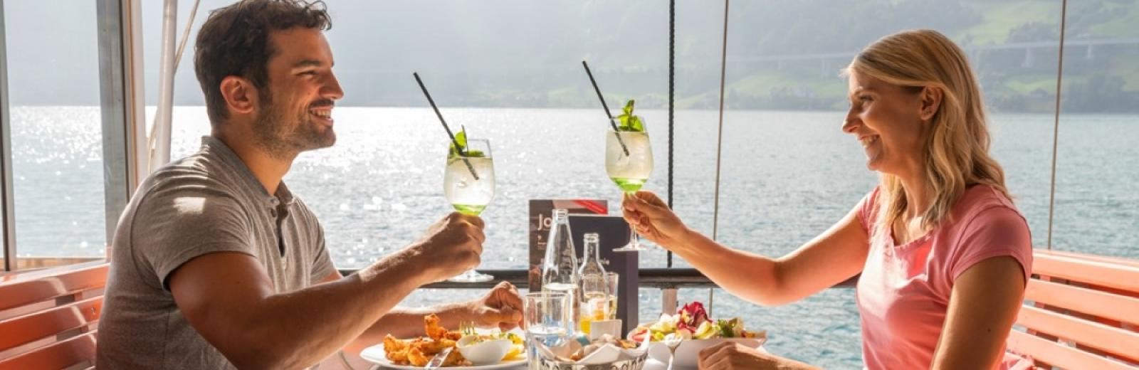 Una pareja disfruta de la comida a bordo de un barco de vapor, Lago de Lucerna, Suiza Central © Swiss Travel System AG, 2019, Fotografía: Daniel Ammann.