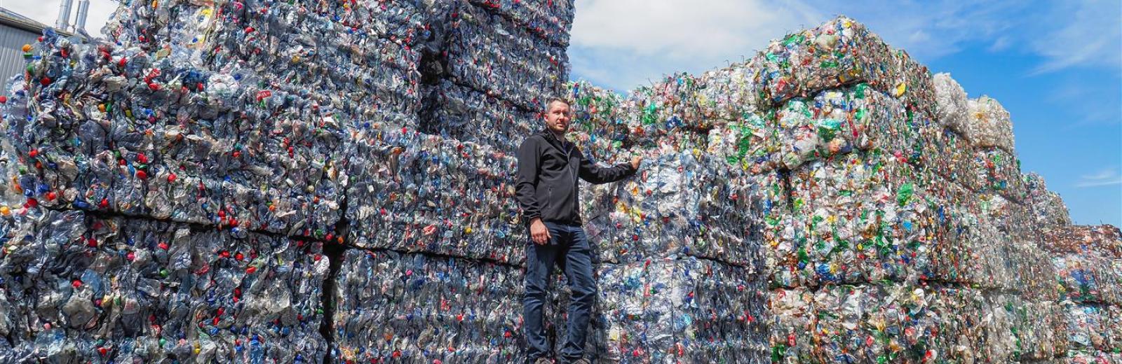 Ogni giorno Müller Recycling smista per colore 90 tonnellate di bottiglie per bevande in PET. Il direttore dell’impresa Thomas Müller è fiero della purezza e dell’elevata qualità di questo materiale. © Müller Recycling AG