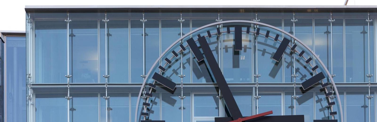 The largest Mondaine clock in Switzerland (nine meters in diameter) is in the Aarau train station The largest Mondaine clock in Switzerland (nine meters in diameter) is in the Aarau train station © SBB