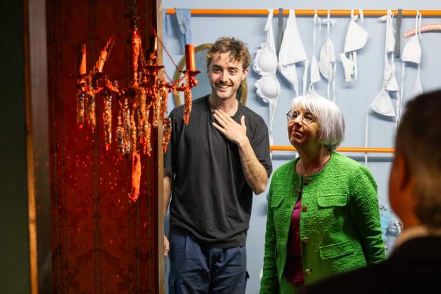 A designer presents an exhibition installation to Federal Councillor Elisabeth Baume-Schneider during a guided tour at the House of Switzerland Milano.