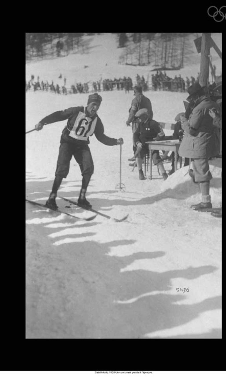 Un compétiteur durant une épreuve de ski alpin en 1928 © IOC