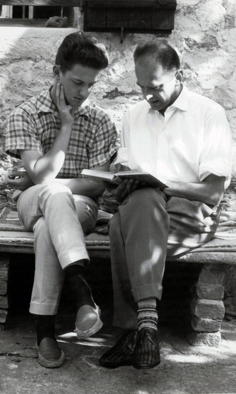 Plinio Martini en Foroglio, Val Bavona, con su hijo Alessandro (1964). © Archivos familiares de Plinio Martini