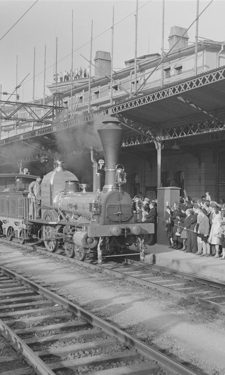 Anniversary train in Bern station commemorating the 'Spanish bun' railway © SBB Archive