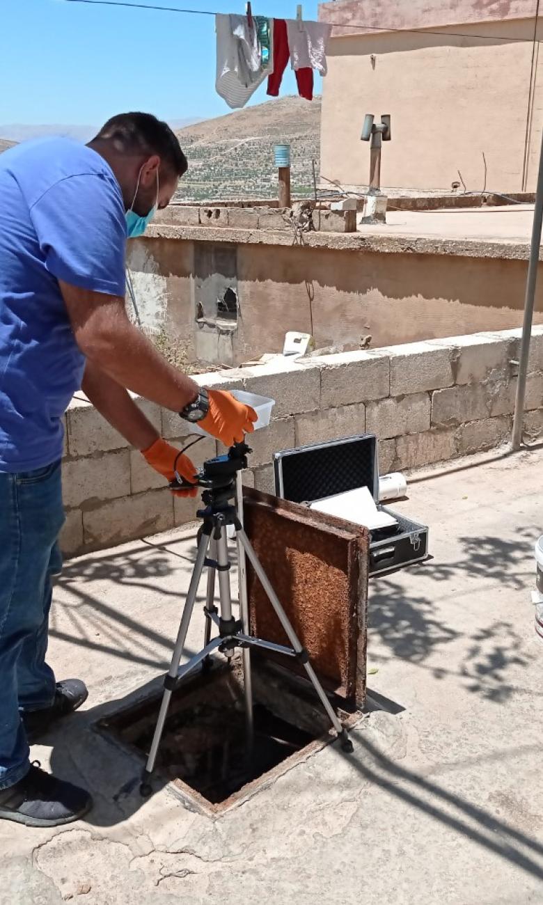 El equipo de CubeX instala su sistema de tratamiento de aguas residuales en la zona rural del Líbano. Cewas