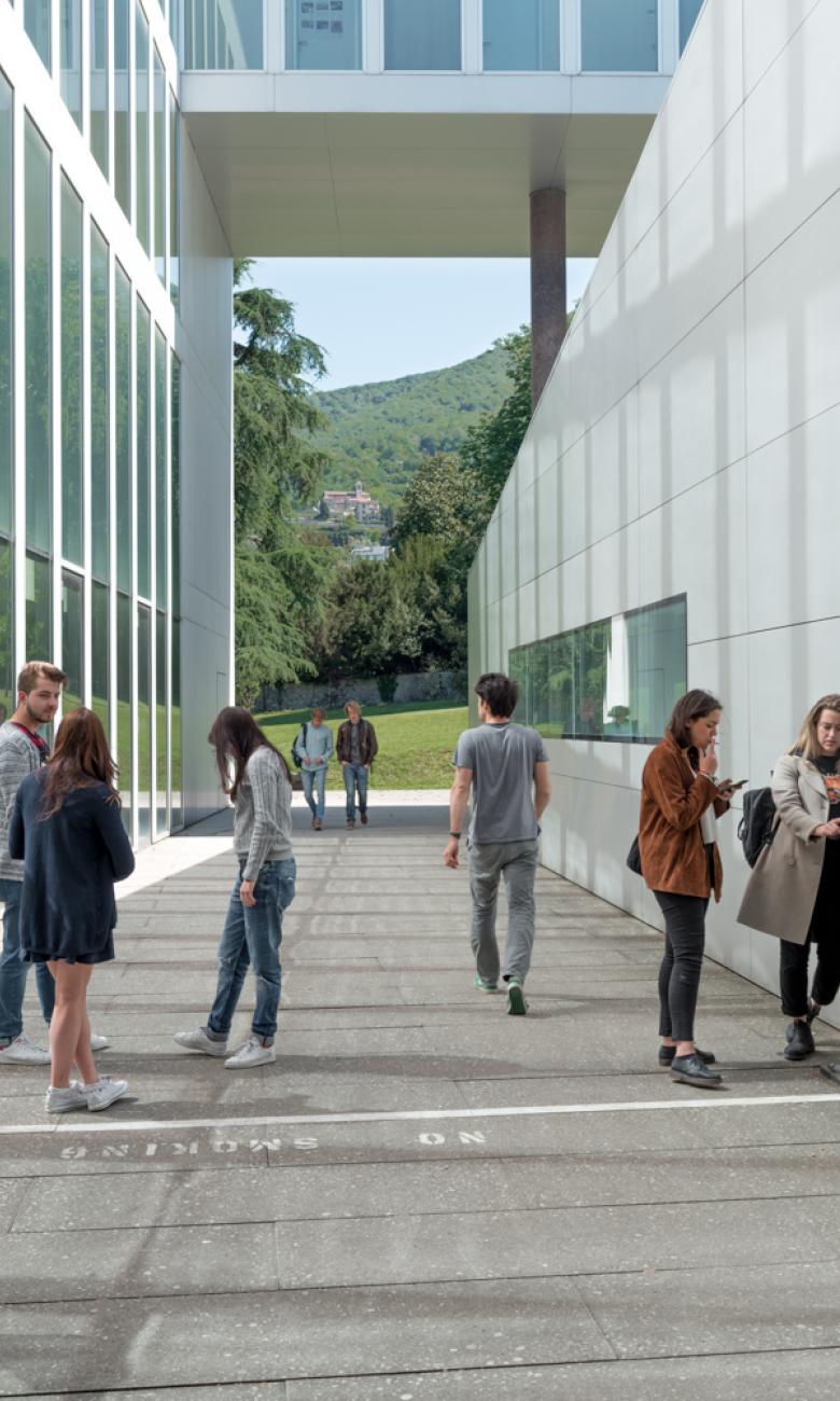 © USI - Im Tessin, in Mendrisio, gibt es die Akademie für Architektur der Universität der italienischen Schweiz, die 1996 von Mario Botta mitgegründet wurde.
