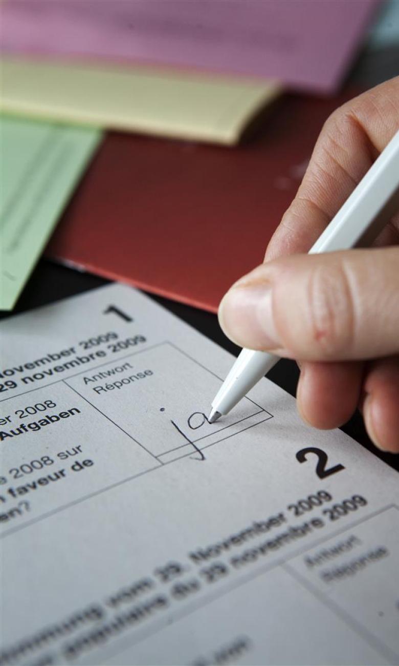 Remplissage d'un bulletin de vote © FDFA, Presence Switzerland
