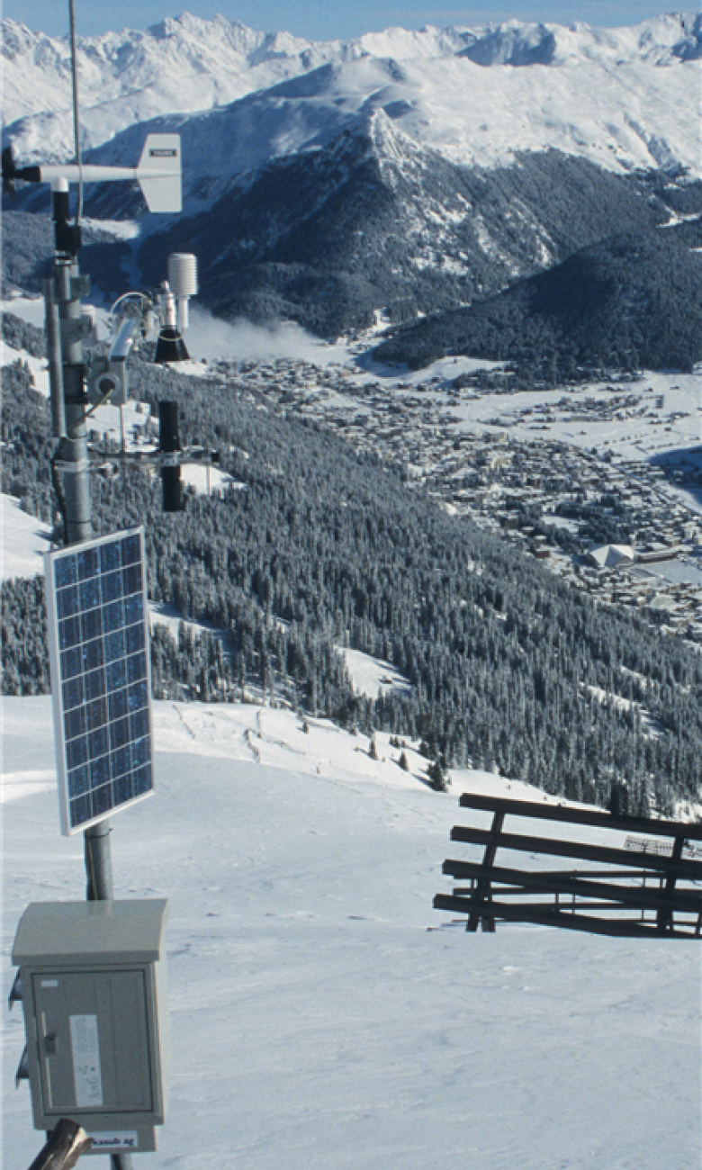 Strutture di premunizione sopra Davos stabilizzano il manto nevoso e impediscono il distacco di valanghe. La stazione di misurazione fornisce dati meteorologici importanti per la redazione del bollettino valanghe. © Jürg Schweizer, SLF