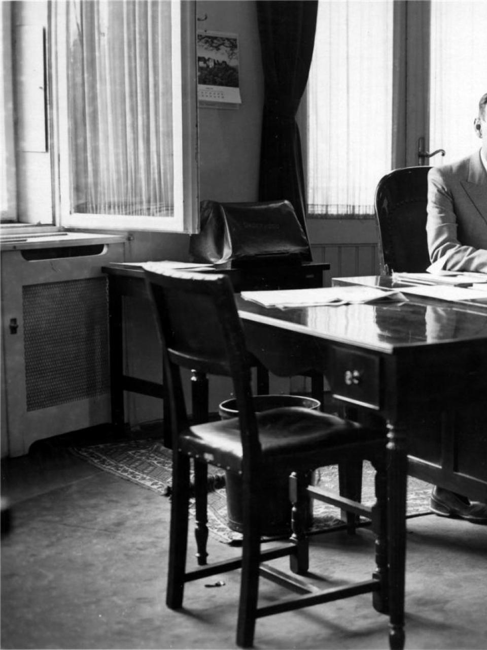 Carl Lutz in his office at the United States legation © Archives of Contemporary History, ETH Zurich / Agnes Hirschi