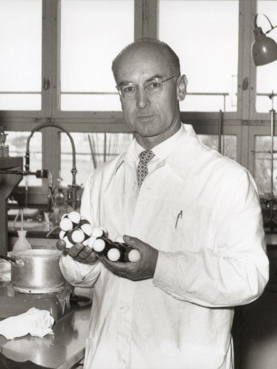 Albert Hofmann mit einem Modell des LSD-Moleküls in den frühen 1950er-Jahren © Firmenarchiv der Novartis AG