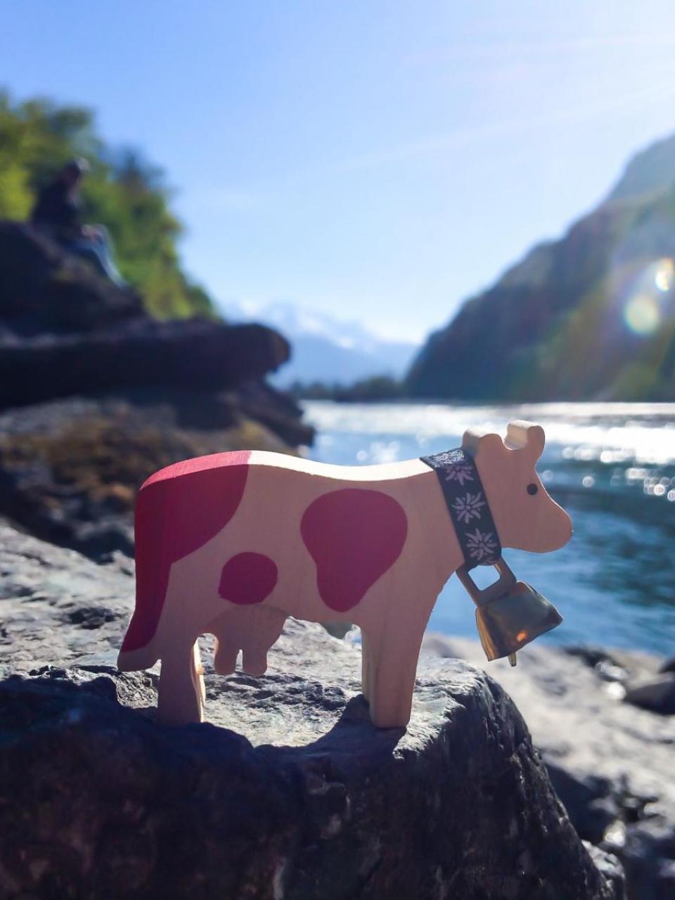 petite vache en bois au bord du lac