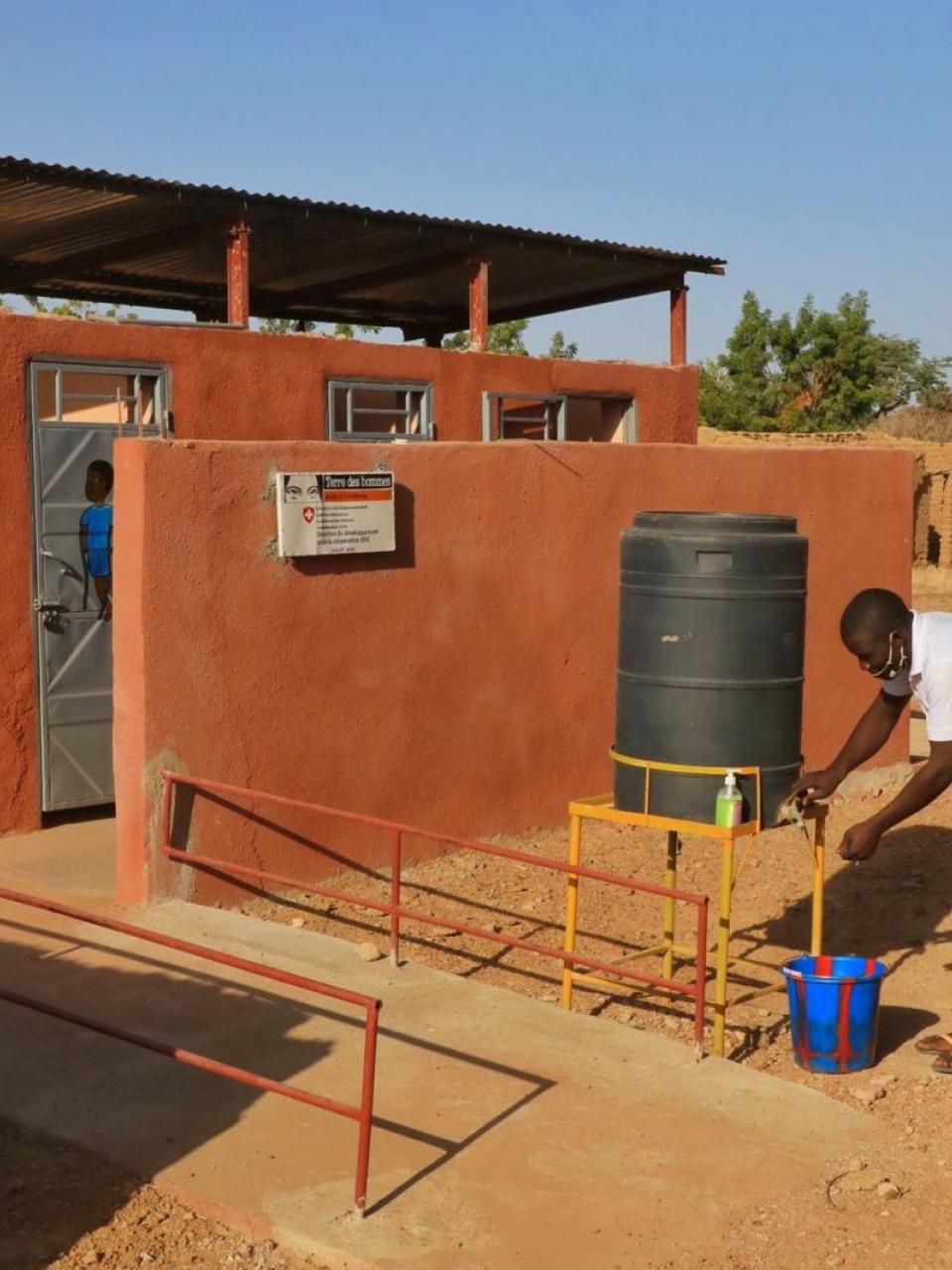El consorcio suizo para el agua y el saneamiento se esfuerza por proporcionar infraestructuras de saneamiento dignas y adaptadas a la movilidad de todos en Malí © Terre des hommes