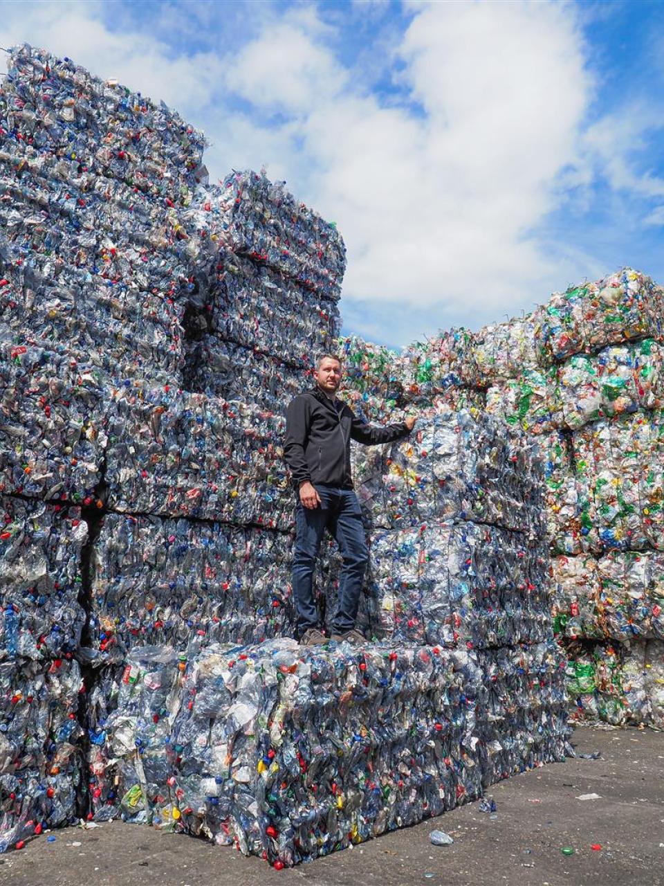 Ogni giorno Müller Recycling smista per colore 90 tonnellate di bottiglie per bevande in PET. Il direttore dell’impresa Thomas Müller è fiero della purezza e dell’elevata qualità di questo materiale. © Müller Recycling AG
