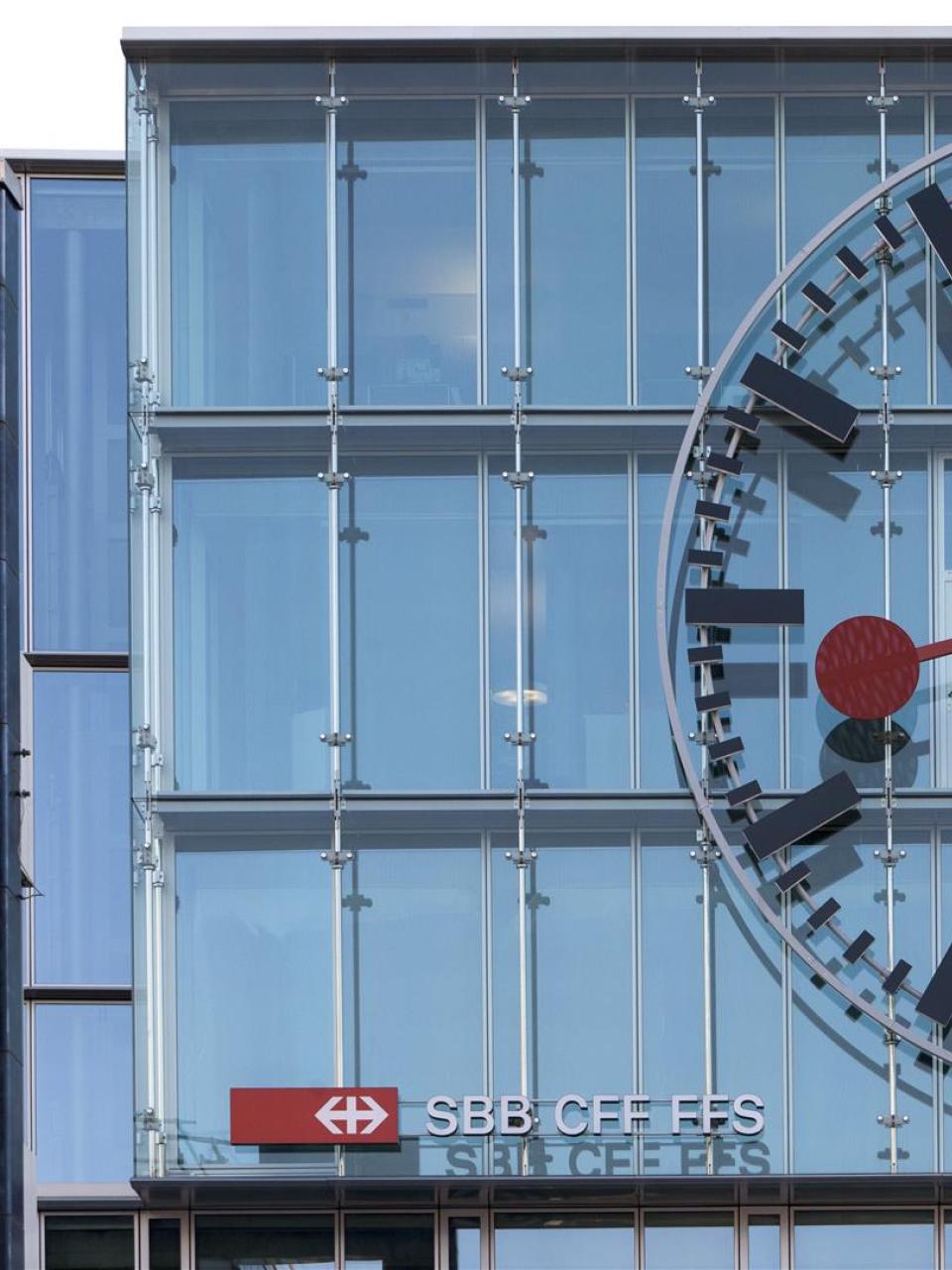 La plus grande horloge de Suisse (9 mètres de diamètre), Gare d'Aarau © CFF