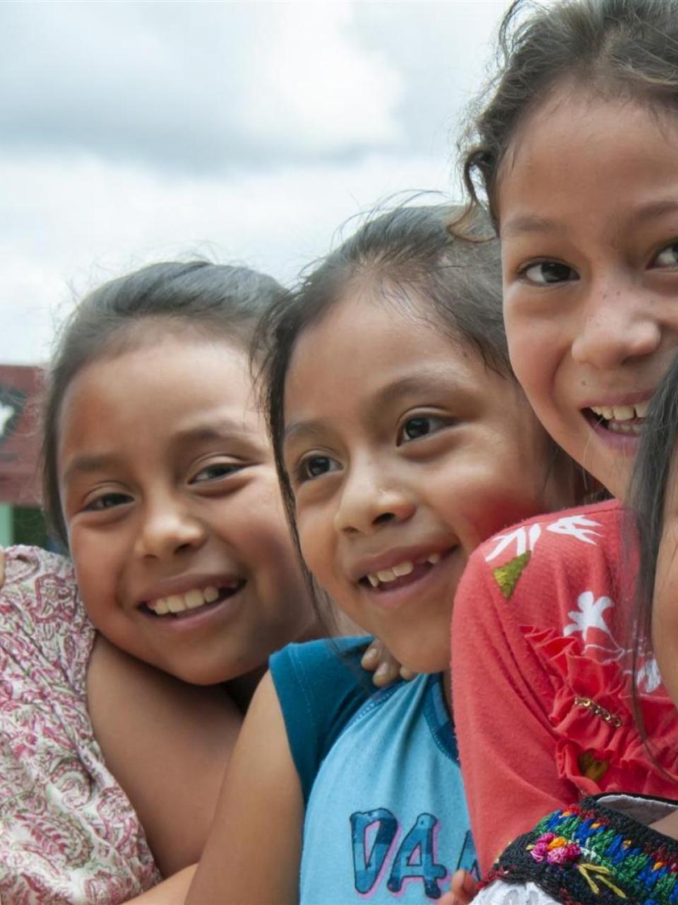 Fünf lachende Mädchen in Guatemala