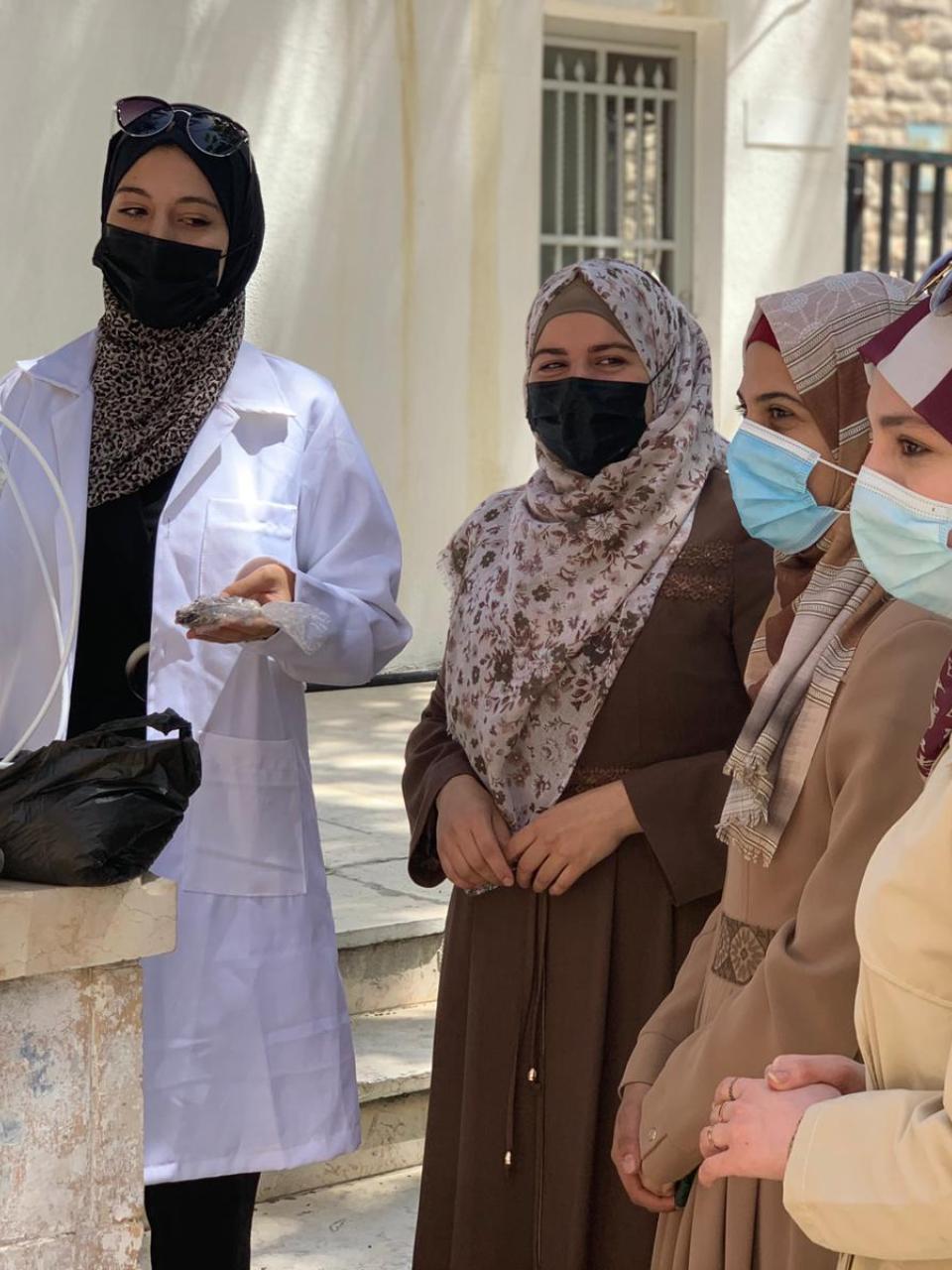 El equipo de EnviCoPal presenta sus filtros de agua a los formadores durante una visita a Palestina. Cewas